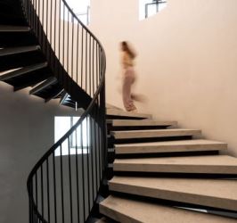 1.Carsten Höller, Venice Inclined Oval Staircase, 2024, installation view, ph. Massimo Pistore, courtesy Berggruen Arts & Culture-